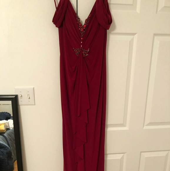 Sexy scarlet formal dress - Picture 2 of 3